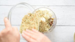 Champignons italiens farcis au four, faciles, avec pistaches - - Placez les pieds de champignons, la chapelure, les feuilles de basilic, l'ail et le parmesan, râpé, dans un robot culinaire