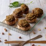 Champignons italiens farcis au four, faciles, avec pistaches - En-tête