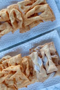 Chiacchiere biscuits italiens frits - Faites cuire au four chaud. Si vous préparez des Chiacchiere fines, réduisez le temps de cuisson