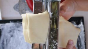 Chiacchiere biscuits italiens frits - Découpez la pâte en morceaux et passez-la dans une machine à pâtes
