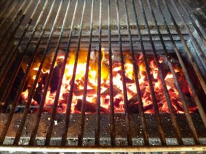 Comment faire un BBQ de Bistecca Alla Fiorentina (Steak Florentin) - - Attendez que les flammes s'éteignent pour obtenir un lit de braises recouvert d'une fine couche de cendre, ce qui garantit une chaleur élevée et uniforme