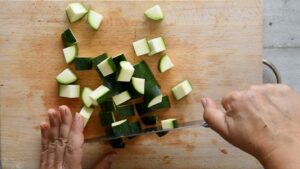 Comment faire un BBQ de Bistecca Alla Fiorentina (Steak Florentin) - - Coupez les courgettes, les aubergines, pelées, et les oignons en morceaux de taille égale afin d'assurer une cuisson homogène