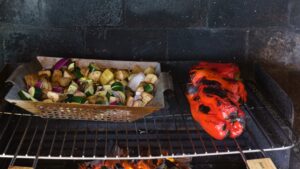 Comment faire un BBQ de Bistecca Alla Fiorentina (Steak Florentin) - - Placez les légumes dans un panier à griller et remuez régulièrement pour une cuisson uniforme