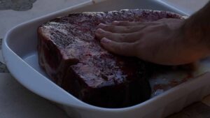 Comment faire un BBQ de Bistecca Alla Fiorentina (Steak Florentin) - - Assaisonnez généreusement la viande avec du sel de mer et du poivre noir fraîchement moulu avant de la griller