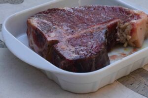 Comment faire un BBQ de Bistecca Alla Fiorentina (Steak Florentin) - - Sortez la viande du réfrigérateur plusieurs heures à l'avance afin qu'elle atteigne la température ambiante pour garantir une cuisson homogène et une texture tendre