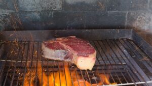 Comment faire un BBQ de Bistecca Alla Fiorentina (Steak Florentin) - - Déposez la viande sur le gril et faites cuire une face sans la presser ni la piquer