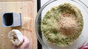 Comment préparer de la chapelure italienne - Ajoutez le parmesan à la chapelure