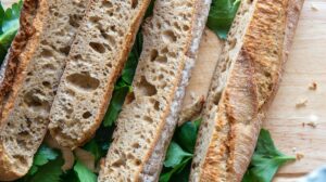 Comment préparer de la chapelure italienne - Coupez le pain en bâtonnets adaptés à la râpe