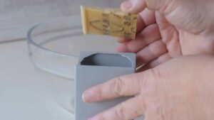 Comment préparer de la chapelure italienne - Râpez le parmesan avec la râpe