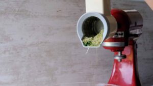 Comment préparer de la chapelure italienne - Râpez le pain en poussant les herbes dans un grand saladier
