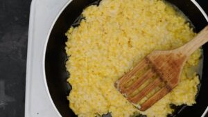 Comment préparer des galettes croustillantes de risotto restant - 3