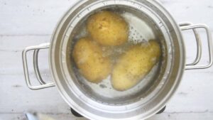 Comment préparer des gnocchis italiens - Faites bouillir les pommes de terre