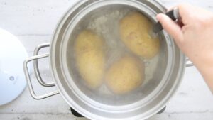 Comment préparer des gnocchis italiens - Vérifiez la cuisson avec un couteau et égouttez-les