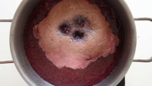Confiture de raisin italienne (sans pectine) - Retirez régulièrement l'écume qui se forme à la surface à l'aide d'une écumoire.