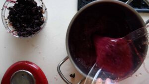 Confiture de raisin italienne (sans pectine) - Versez le jus obtenu dans une casserole.