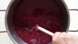 Confiture de raisin italienne (sans pectine) - Remuez afin de dissoudre le sucre.