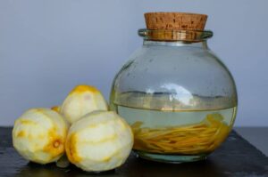 Crème de Limoncello Italienne Maison - Placez les zestes dans un bocal et couvrez-les avec l'alcool