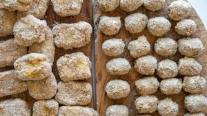 Crème frite italienne (crema fritta) - Enrobez chaque carré de crème d'abord dans la farine, puis dans les œufs, puis dans la chapelure
