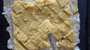 Crème frite italienne (crema fritta) - Une fois à température ambiante, déposez la crème sur une planche à découper et coupez-la en carrés à l'aide d'un long couteau