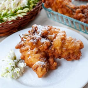 D’Acacia : Recette de beignets d’acacia - Saupoudrez de sucre glace et servez chaud
