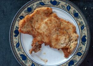 Escalope Milanaise de Veau (Cotoletta alla Milanese) - Une fois cuite, servez sur une assiette