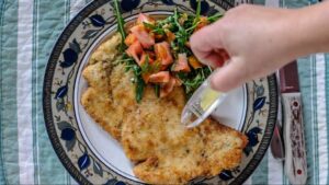 Escalope Milanaise de Veau (Cotoletta alla Milanese) - Arrosez d'un filet de jus de citron juste avant de déguster