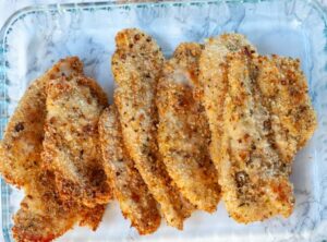 Escalopes de poulet panées croustillantes au four (sans œuf) - Faites cuire à 180 °C, en retournant à mi-cuisson, jusqu'à ce que les bords du poulet deviennent blancs
