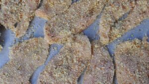 Escalopes de poulet panées croustillantes au four (sans œuf) - Disposez-les sur du papier cuisson dans un plat allant au four