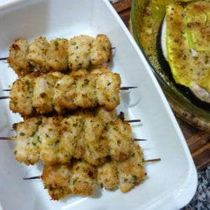 Espadon rôti et braciolette d'espadon Spiedini di Mare - Enfilez-les sur des brochettes et faites-les cuire sous le gril jusqu'à ce qu'elles soient dorées, en les retournant de chaque côté.