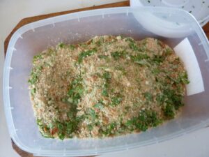 Espadon rôti et braciolette d'espadon Spiedini di Mare - Préparez la chapelure en mélangeant le persil, finement ciselé, le parmesan et l'ail, écrasé.