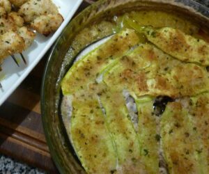 Espadon rôti et braciolette d'espadon Spiedini di Mare - Faites cuire dans un four chaud à 180°C jusqu'à ce que le dessus soit doré.