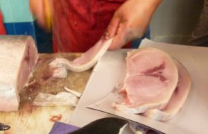 Espadon rôti et braciolette d'espadon Spiedini di Mare - Découpez les tranches d'espadon en lanières et assaisonnez avec de l'huile d'olive et du sel.