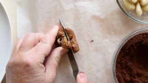 Figues enrobées de chocolat - Coupez les figues en deux