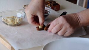 Figues enrobées de chocolat - Placez une amande au centre