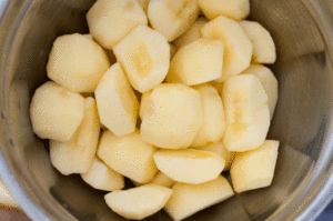 Gâteau aux pommes italien - Fouettez le beurre, à température ambiante, avec le sucre jusqu'à obtenir une texture crémeuse