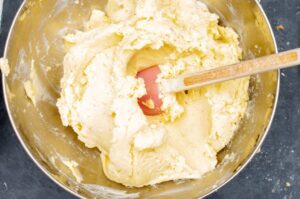 Gâteau de purée de pommes de terre à l’italienne (Gatto’) - Mélangez jusqu'à obtenir une préparation homogène