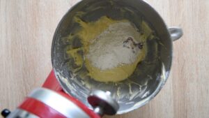 Gâteau marbré (Ciambella) - Ajoutez la farine supplémentaire et l'extrait de vanille dans le bol du batteur.