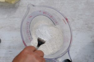 Gâteau marbré (Ciambella) - Tamisez la farine et la levure chimique à l'aide d'une fourchette.
