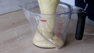 Gâteau marbré (Ciambella) - Versez la moitié de la pâte dans un autre récipient.