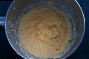 Gâteau marbré (Ciambella) - Ajoutez les œufs un à un, en veillant à bien incorporer chaque œuf avant d'ajouter le suivant.