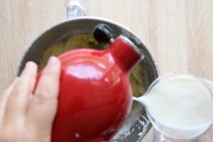 Gâteau marbré (Ciambella) - Incorporez progressivement la farine et le lait.