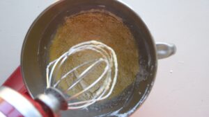 Gâteau sucré italien à la polenta avec ricotta - Incorporez lentement les ingrédients secs au mélange d'œufs jusqu'à l'obtention d'une pâte lisse