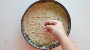 Gâteau sucré italien à la polenta avec ricotta - Parsemez de pignons de pin sur le dessus