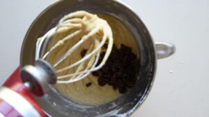 Gâteau sucré italien à la polenta avec ricotta - Égouttez les raisins secs et incorporez-les à la pâte en les répartissant uniformément