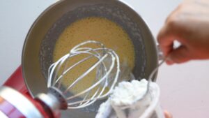 Gâteau sucré italien à la polenta avec ricotta - Incorporez progressivement le beurre, à température ambiante, et la ricotta au mélange œufs et sucre en veillant à bien homogénéiser l'ensemble