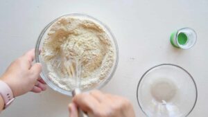 Gâteau sucré italien à la polenta avec ricotta - Mélangez la polenta, la farine et la levure chimique dans un grand saladier pour constituer la base sèche du gâteau