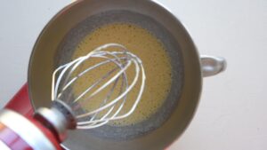 Gâteau sucré italien à la polenta avec ricotta - Dans le bol d'un robot muni du fouet, fouettez les œufs et le sucre jusqu'à l'obtention d'un mélange lisse et crémeux
