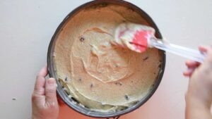 Gâteau sucré italien à la polenta avec ricotta - Versez la pâte à gâteau à la polenta dans le moule préparé et lissez la surface à l'aide d'une spatule