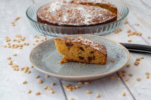 Gâteau sucré italien à la polenta avec ricotta - Servez le gâteau saupoudré de sucre glace