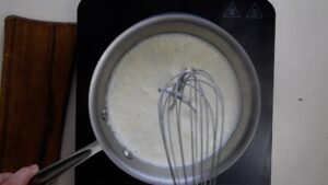 Gelato Italien Vanille, Chocolat et Pistache - Faites frémir le lait et la crème entière dans une grande casserole afin de les infuser avec la gousse de vanille.